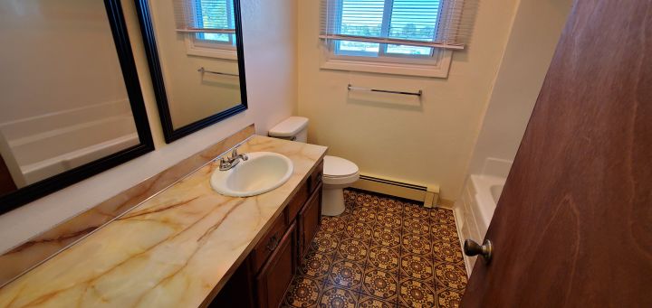 Full Bathroom w/ Tub & Shower