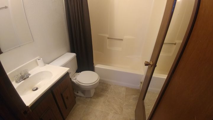 Full Bathroom w/ Tub & Shower