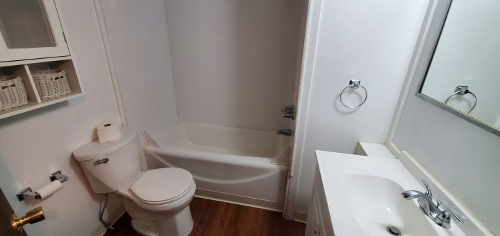 Full Bathroom w/ Tub & ...