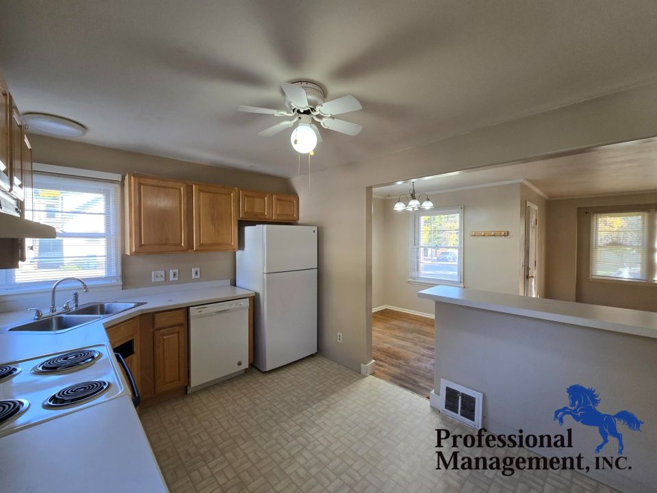 Kitchen w/ Dish Washer