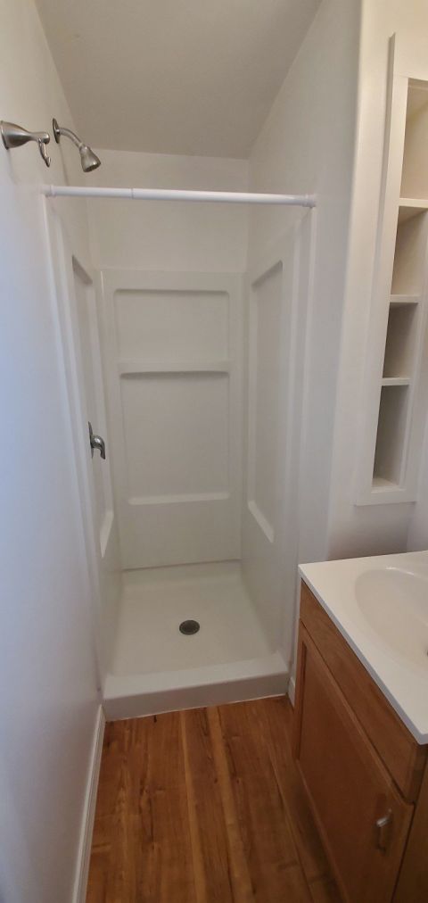 Bathroom w/ Shower
