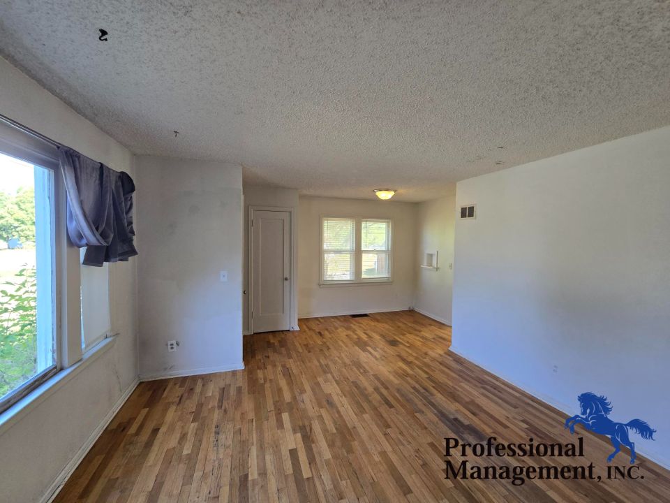 Livingroom w/ Dinning Area