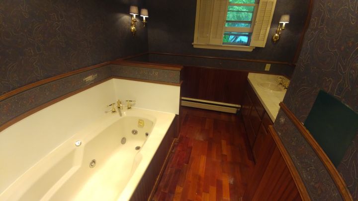 Main Level Bathroom w/ Jacuzzi Tub