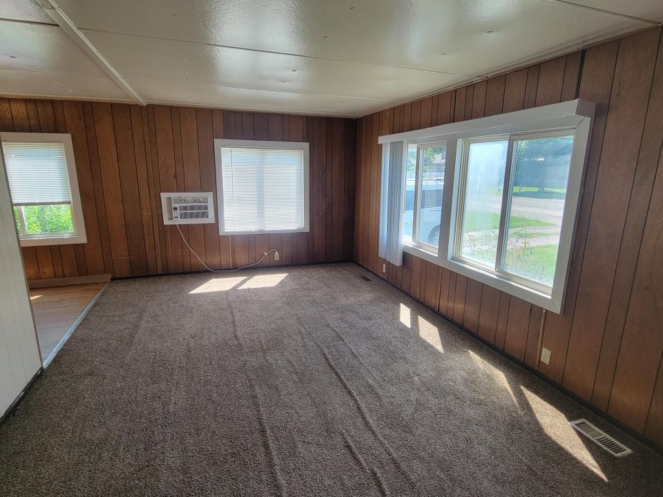 Spacious Living Room w/AC