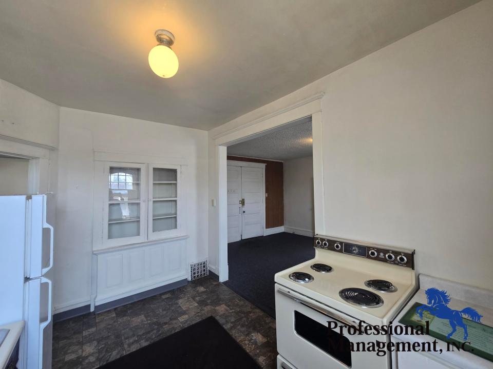 Kitchen/Entryway
