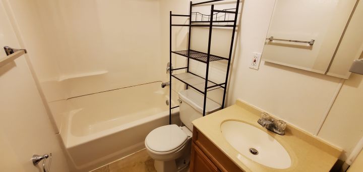 Full Bathroom w/ Tub & Shower