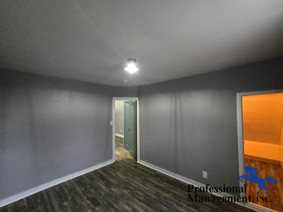 Upstairs Bedroom w/ Walk in Closet