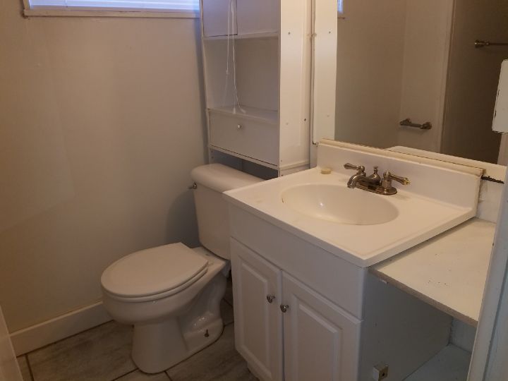 Full Bathroom w/ Tub & Shower