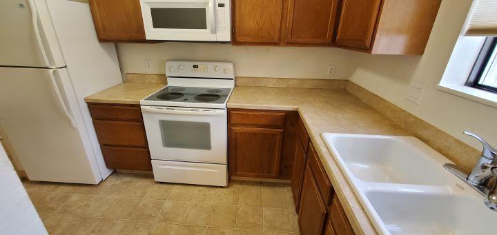 Well Appointed Kitchen w/ Plenty of Cupboard ...