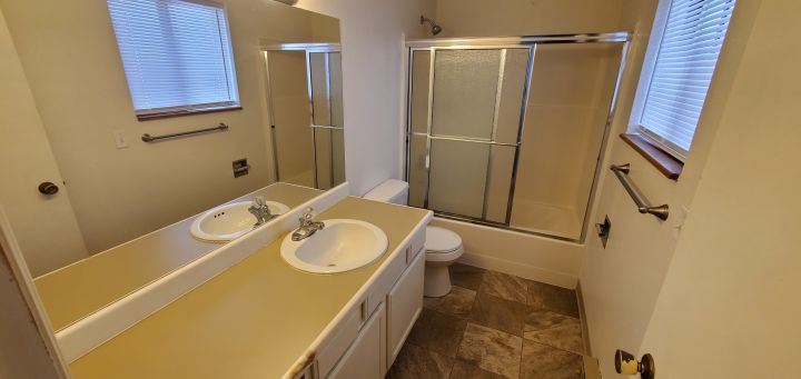 Full Bathroom w/ Tub & Shower