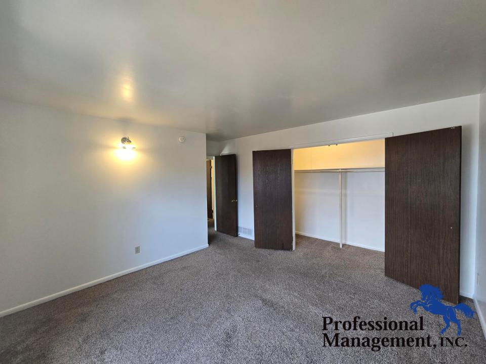Master Bedroom w/ Lost of Closet Space