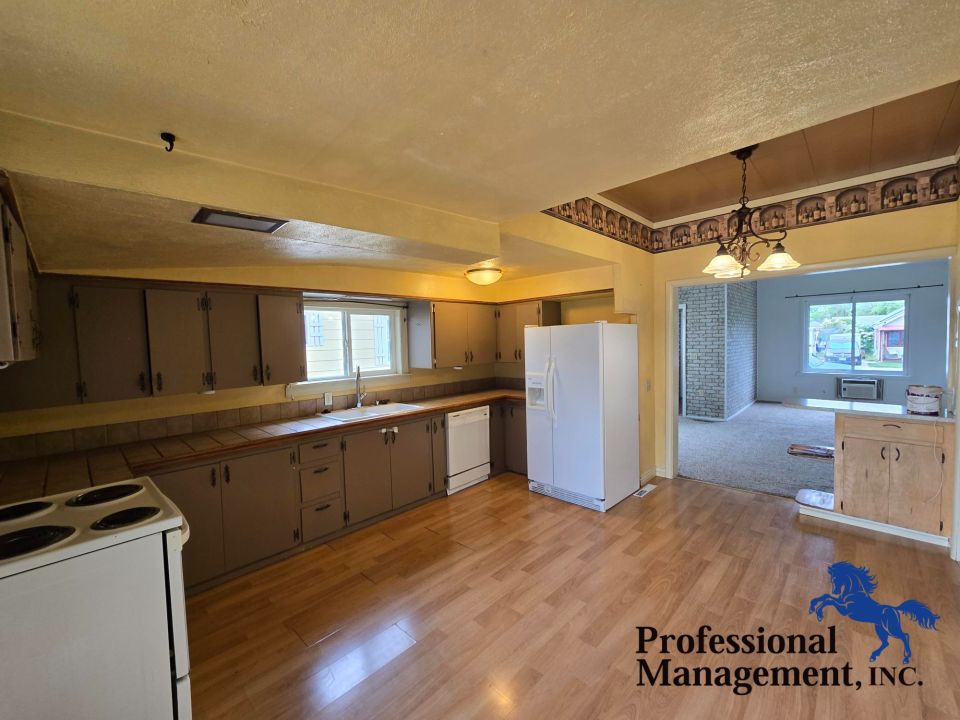 Bright Kitchen w/ Washer and Dryer Hook up