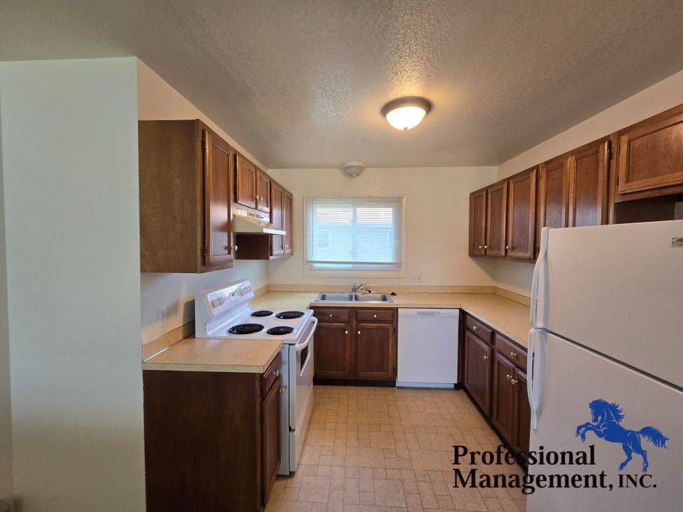 Kitchen w/ Dish Washer