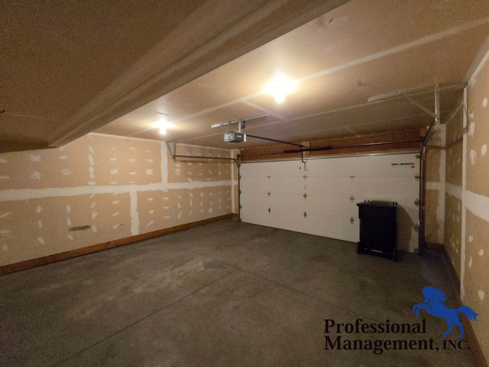 Garage/ w Remote