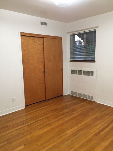Bedroom w/ Hardwod Floors