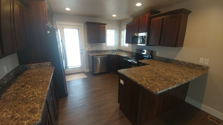 Beautiful Kitchen w/ Oak Cabinets