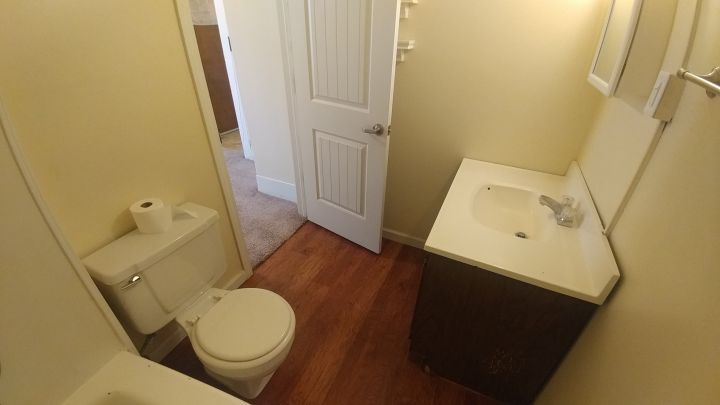 Full Bathroom w/ Tub & Shower