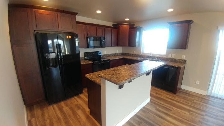 Well Appointed Kitchen w/ Black Appliances