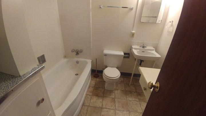 Full Bathroom w/ Tub & ...