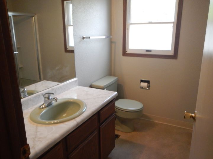 Full Upper Level Bath with Tub/Shower