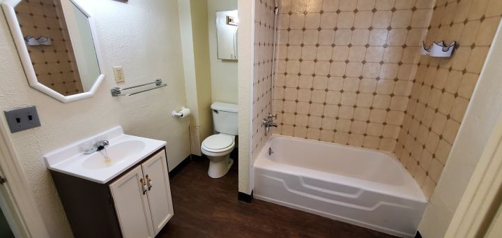 Full Bathroom w/ Tub & Shower