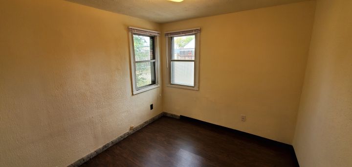 Bedroom w/ Nice Corner Windows