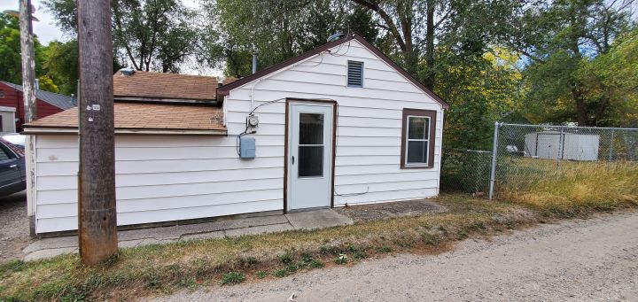 Back Entrance w/ Parking for 1 Car