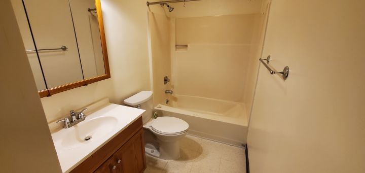 Full Bathroom w/ Tub & Shower