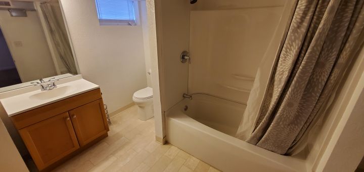 Full Bathroom w/ Tub & Shower