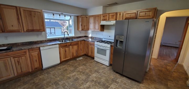 Well Appointed Kitchen w/ Gas Stove