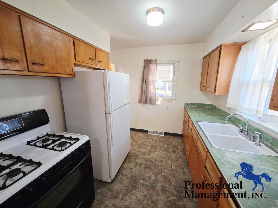 Kitchen w/ Gas Stove