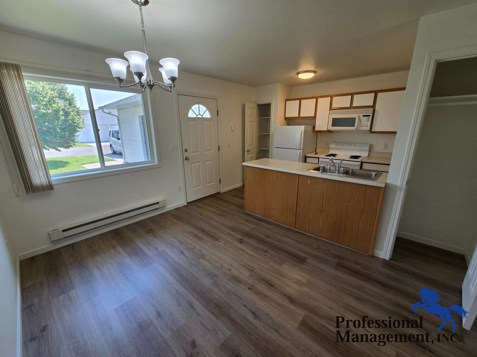 Dining Area & Kitchen
