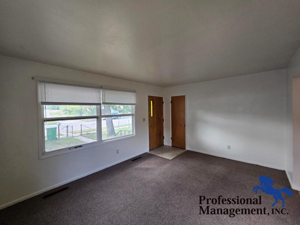 Living Room/Entryway