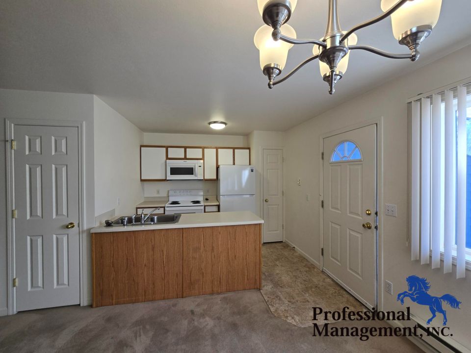 Kitchen w/ Dish Washer