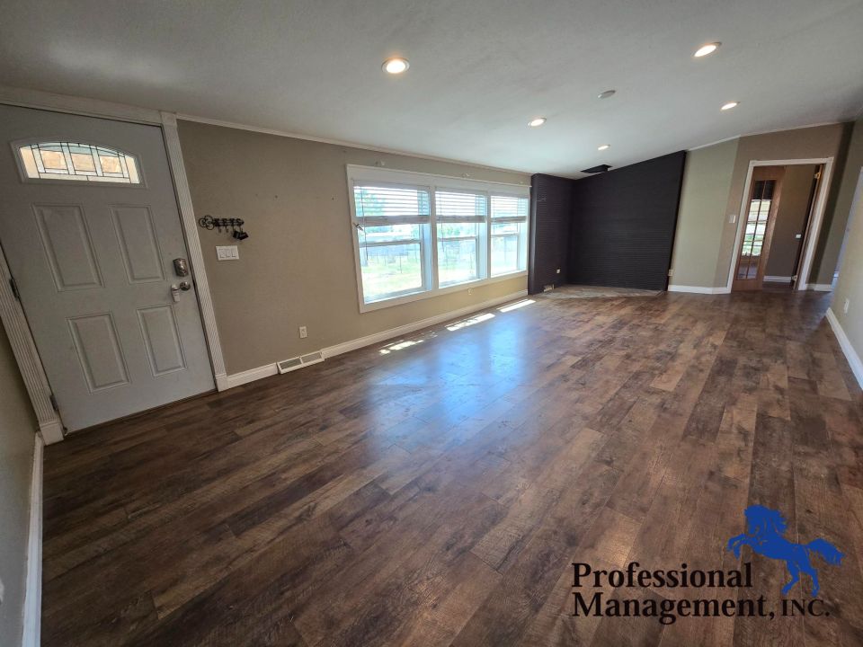 Entry Way w/ Vinyl Plank Flooring