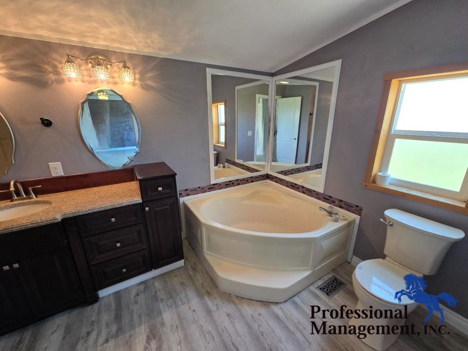 Master Bath w/ Garden Tub