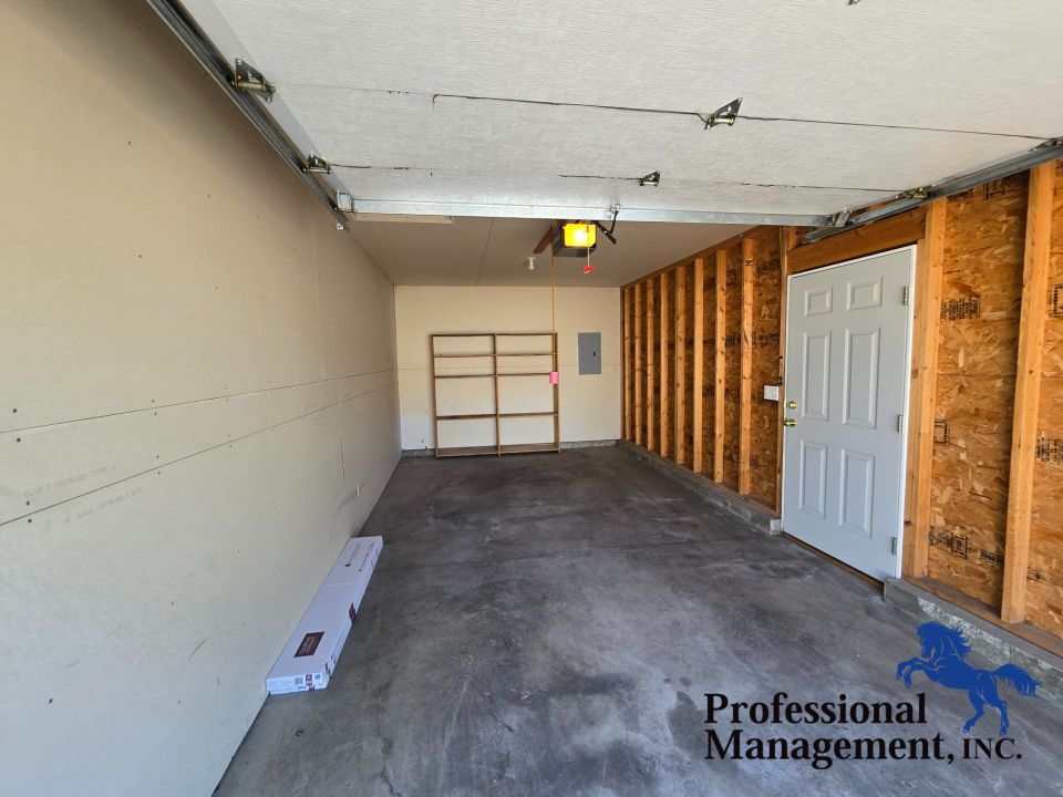Garage/ w Remote