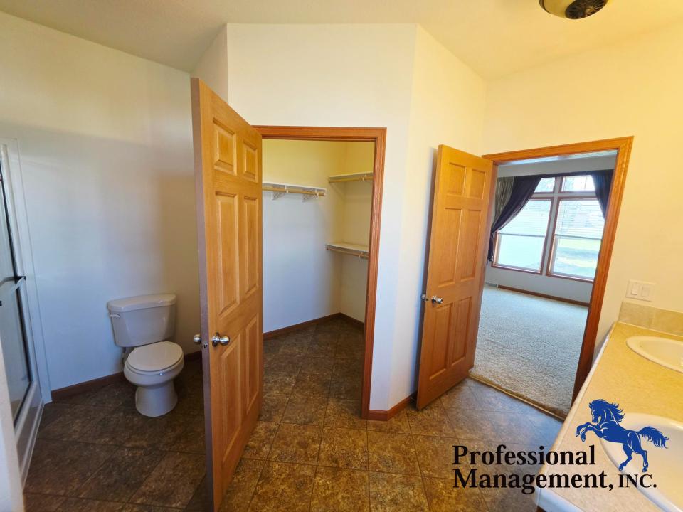 Master Bathroom w/ Walk-in Closet