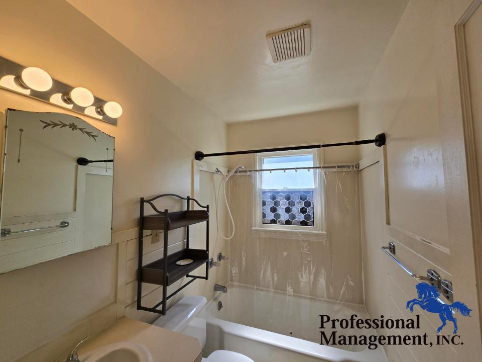 Full Bathroom w/ Tub & Shower