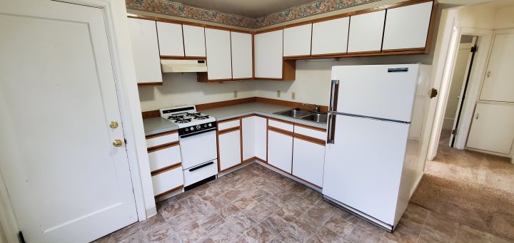 Well Appointed Kitchen w/ Gas Stove & New ...