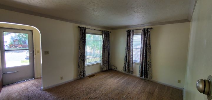 Large Living Room w/ Entry Way