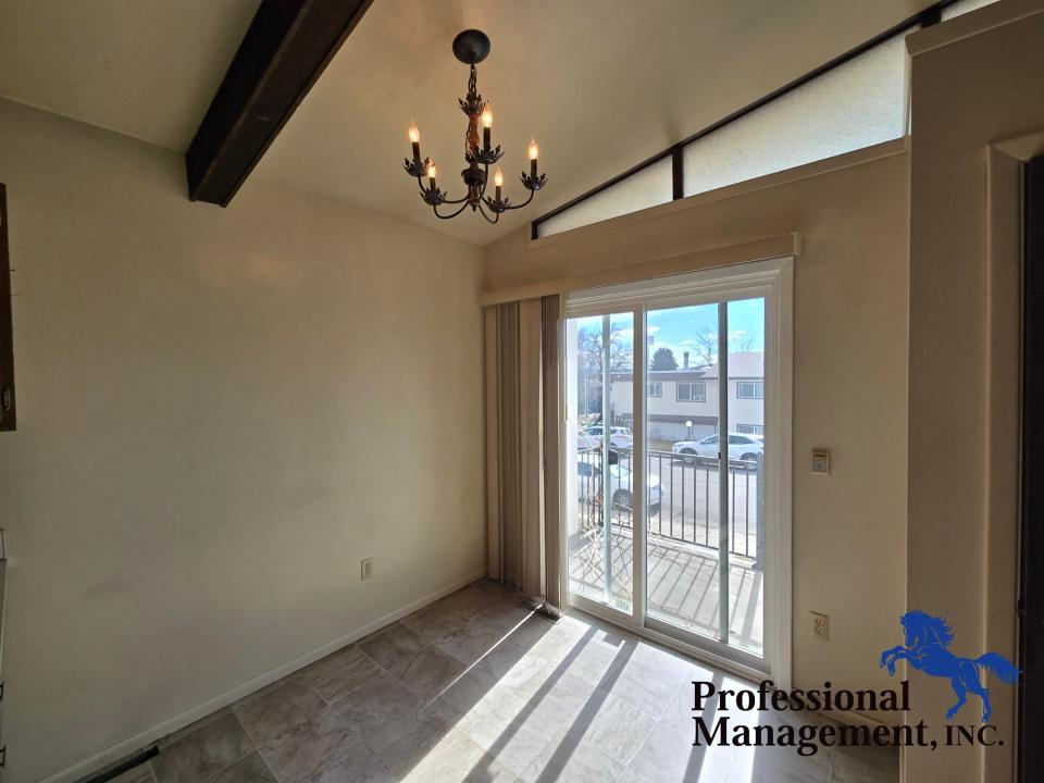 Dinningroom w/ Balcony