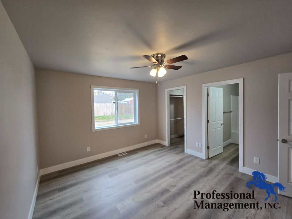 Master Bedroom w/ Walkin Closet