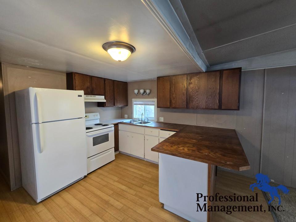 Kitchen w/ Breakfast Bar