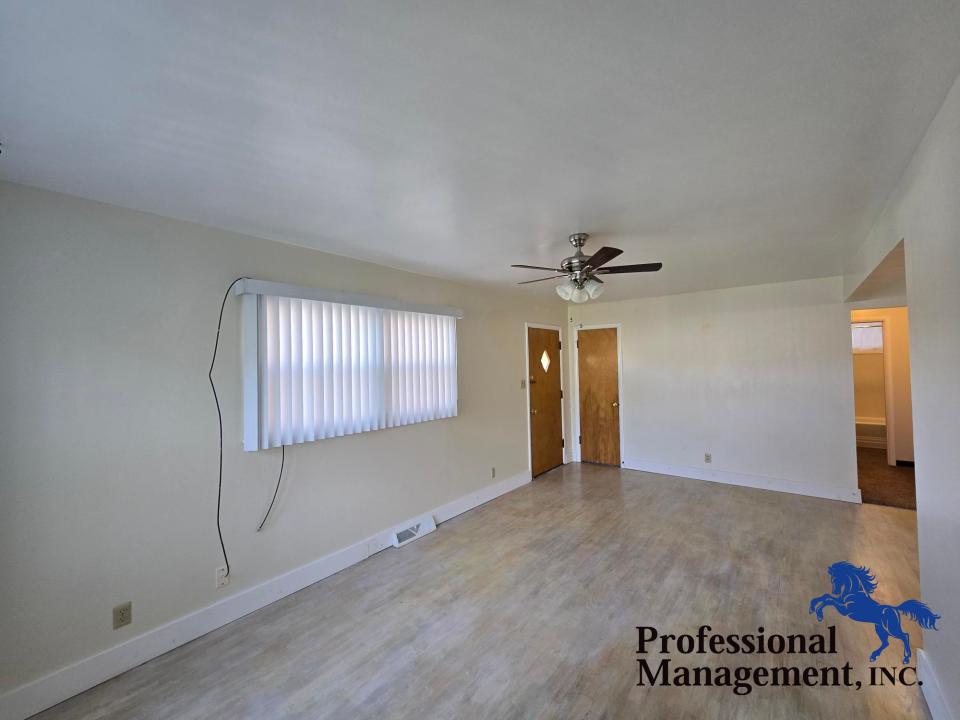 Entry Way/Livingroom