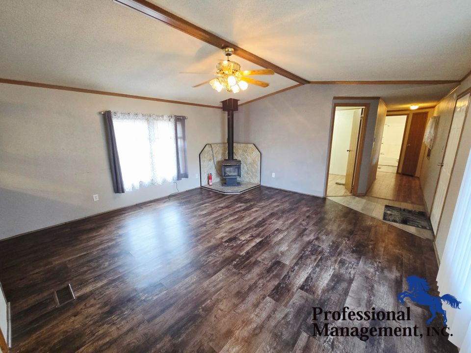 Livingroom w/ Working Stove