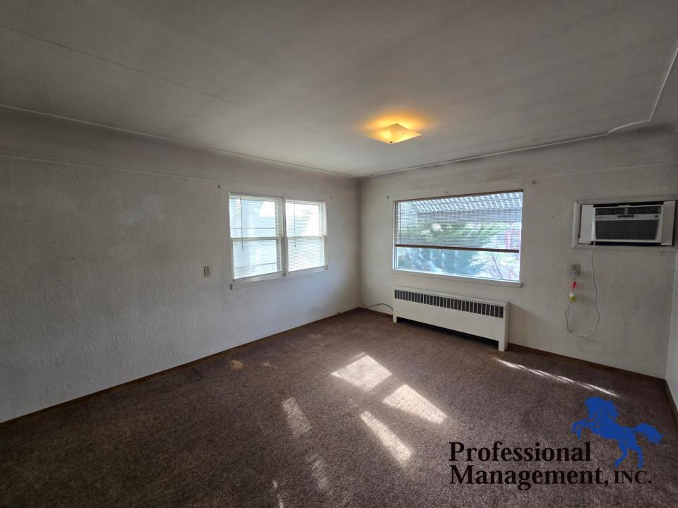 Livingroom w/ Wall AC