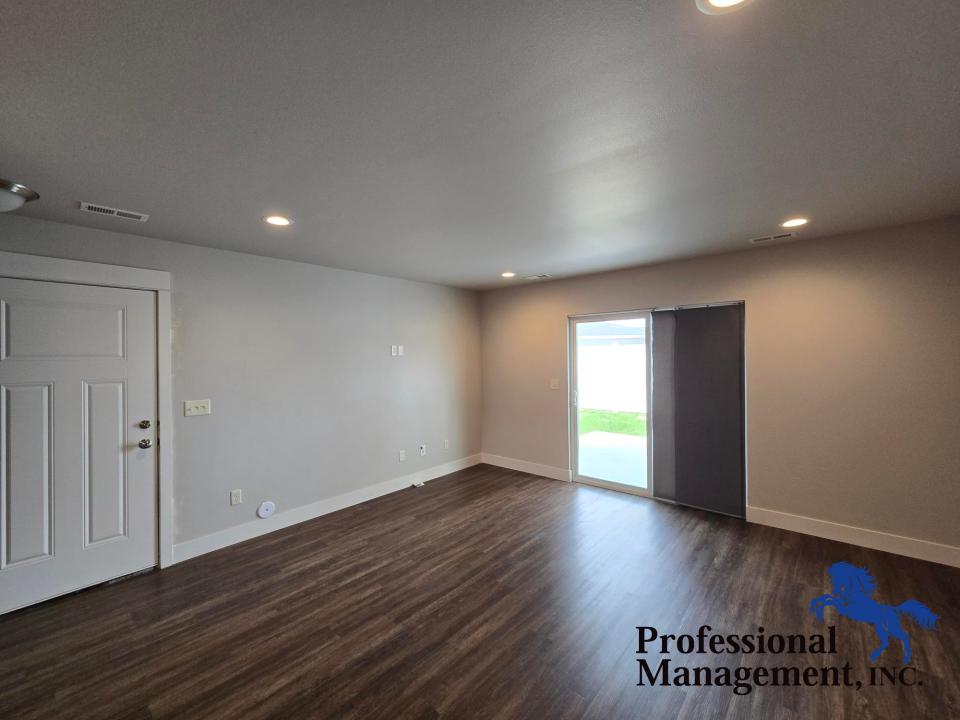 Entry Way/Livingroom