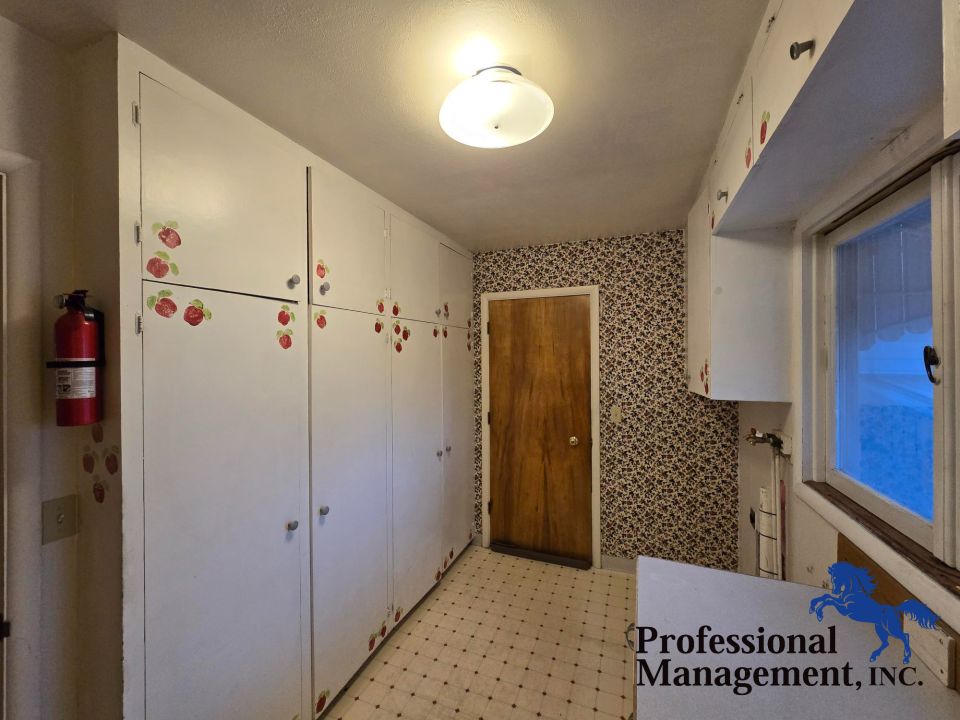 Washer and Dryer Hookups w/ Built Ins