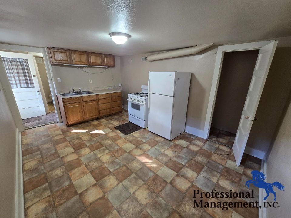 Kitchen w/ Gas Stove
